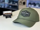 Dynamic State Бейсболка CAP DST model 7 зелёная (хаки), поло, с чёрным шевроном, с логотипами Dynamic State и DST.