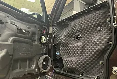 Модернизация аудиосистемы в Mercedes G500: многожанровая аудиосистема, яркая и с басом!
