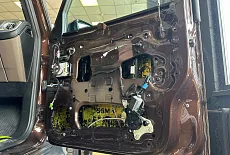Модернизация аудиосистемы в Mercedes G500: многожанровая аудиосистема, яркая и с басом!